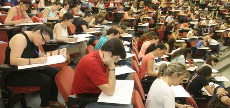 Opositores durante un examen