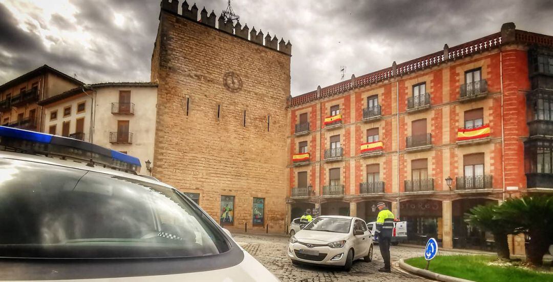 Agentes de la policía local trabajan en Baeza.