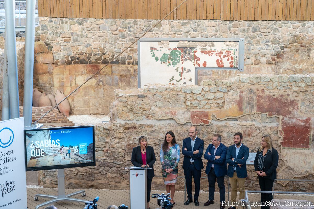 La alcaldesa junto a la Consejera de Turismo han presentado la nueva campaña de emisión de bonos turísticos en el Museo del foro romano de Cartagena