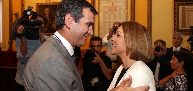 Antonio Román saluda a María Dolores de Cospedal