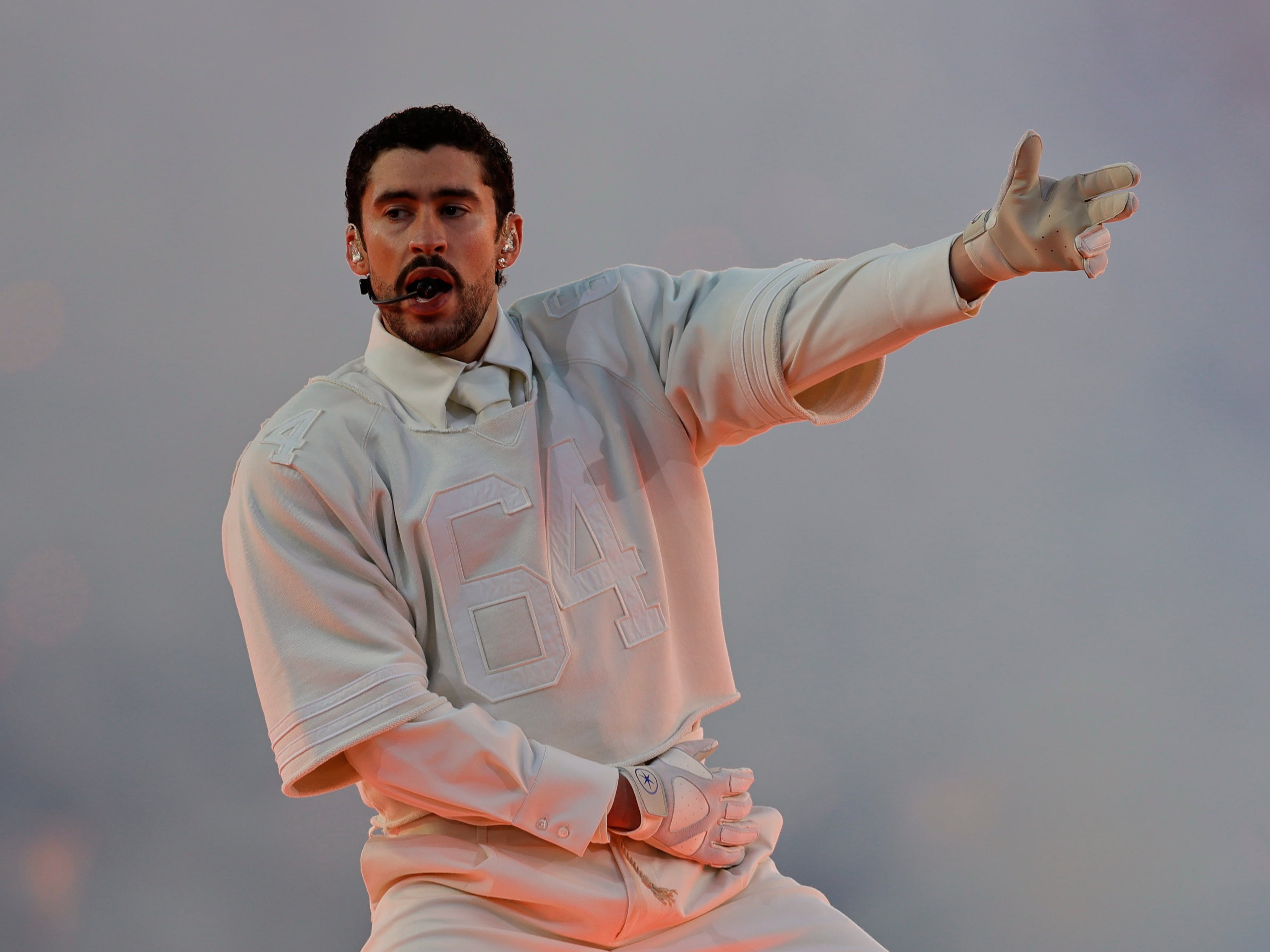 Bad Bunny durante su actuación en el intermedio de la Super Bowl
