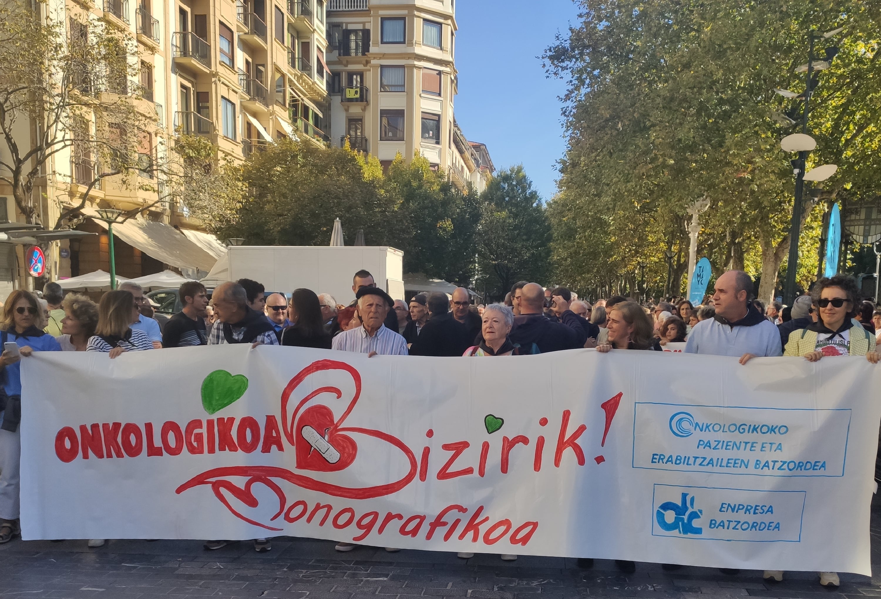 Pacientes y trabajadores de Onkologikoa se manifiestan en San Sebastián para denunciar la decadencia del centro