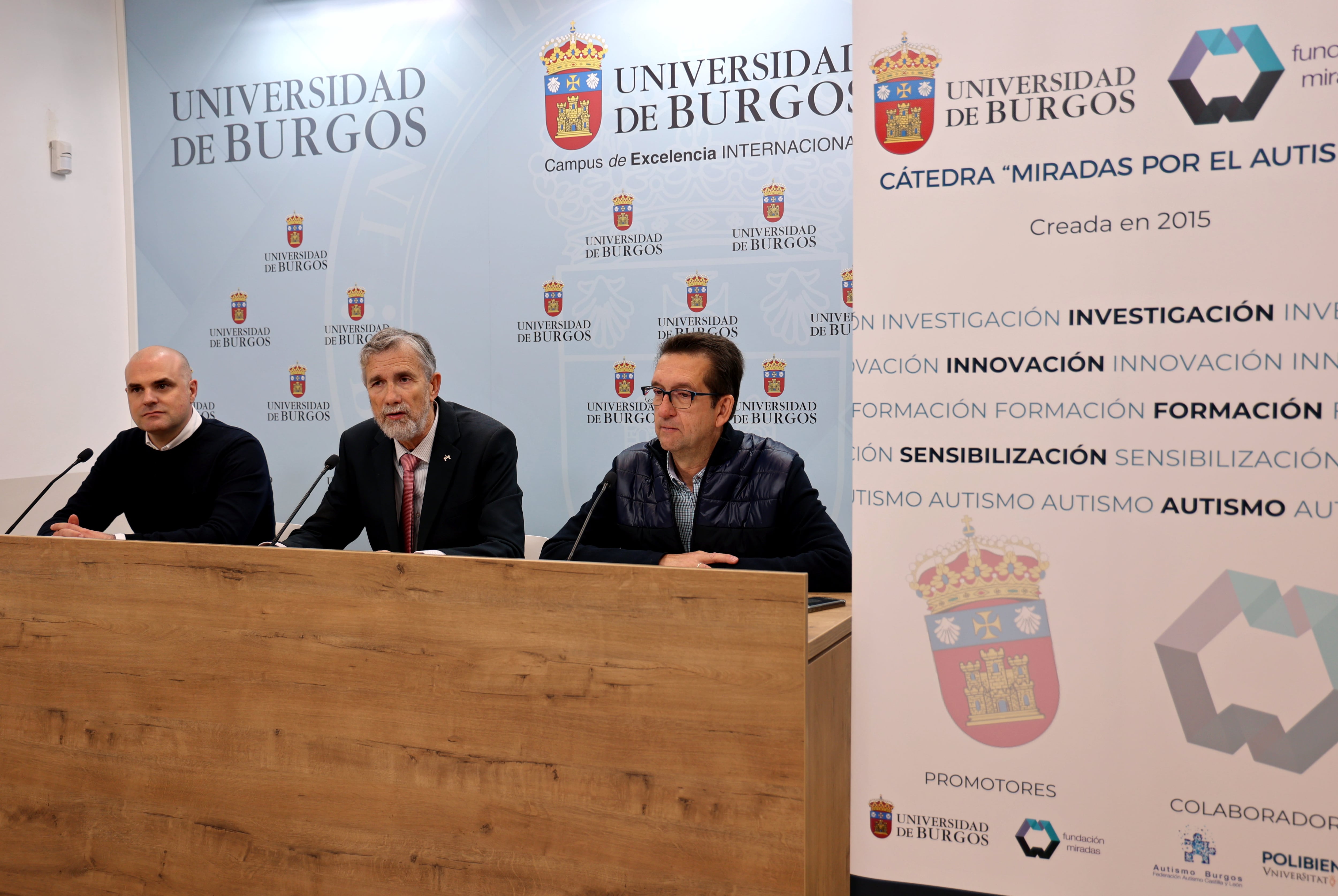 El Rector de la UBU, Manuel Pérez Mateos (centro) con el director de la Cátedra Miradas por el Autismo, José Luis Cuesta, y el director de la Fundación Miradas, Miguel Gómez