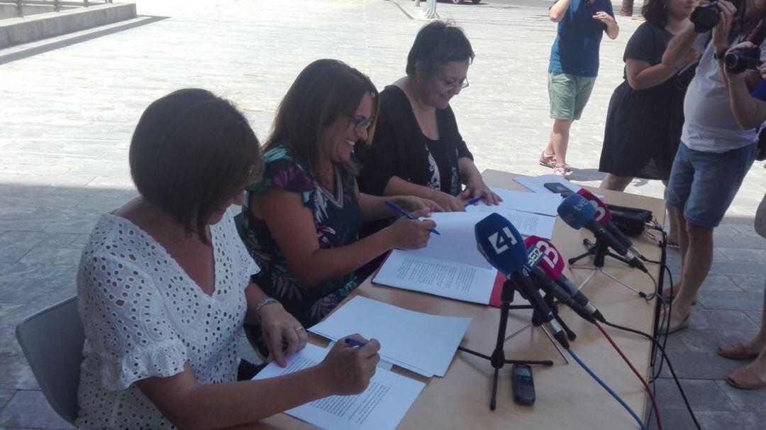 La signatura de l'acord de govern s'ha fet a les portes del Consell.