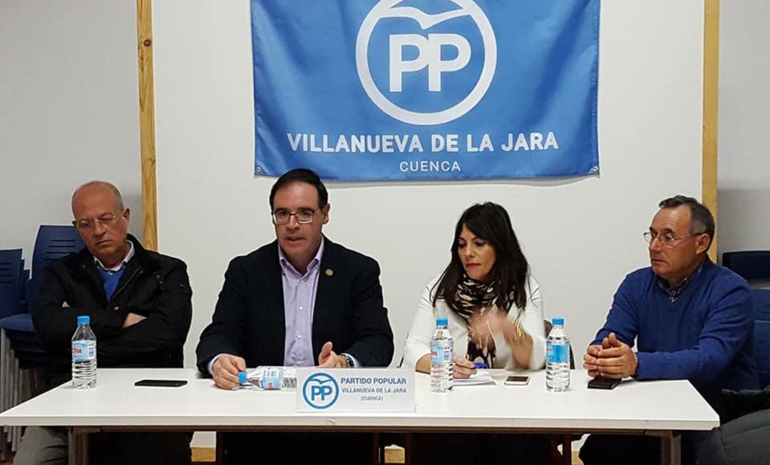 Mercedes Herreras junto al presidente del PP conquense, Benjamín Prieto, y al presidente de la Junta Local de la Jara, Desiderio Fajardo.