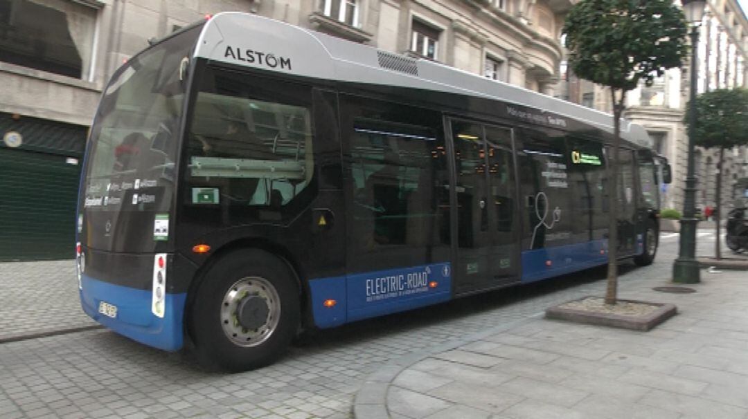 Autobús eléctrico por las calles de Vigo.