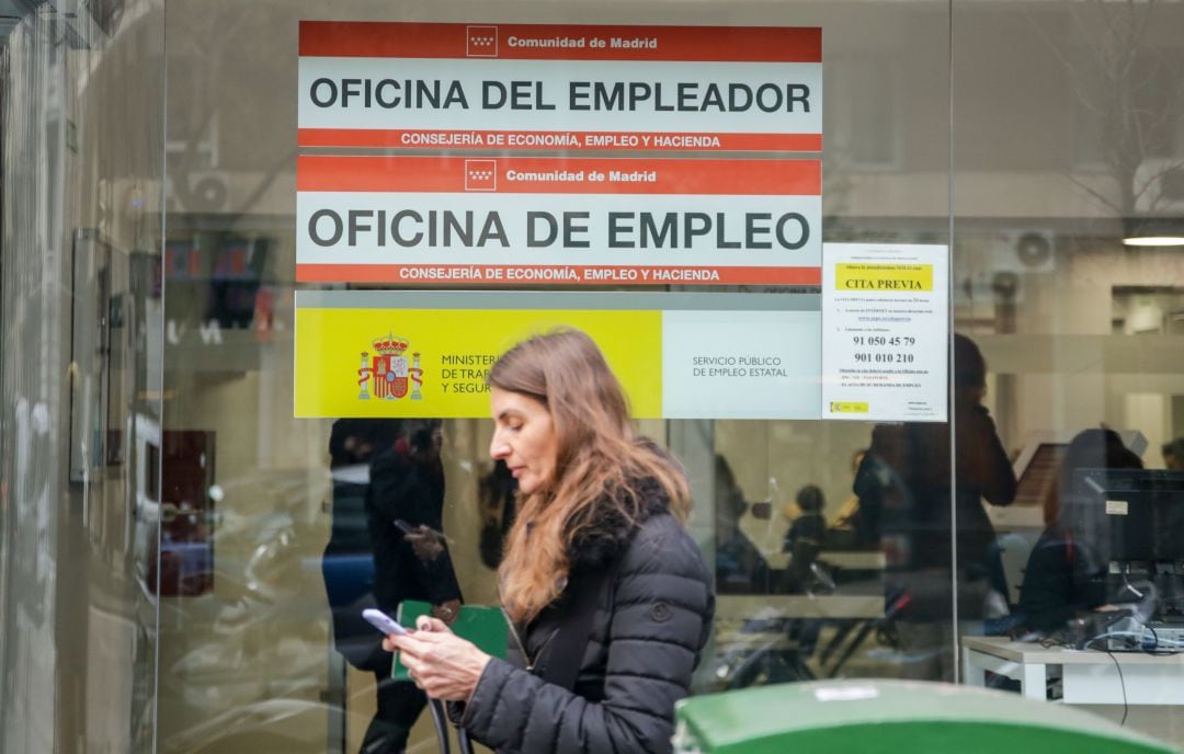 Una mujer camina por delante de una oficina de empleo en la Comunidad de Madrid el pasado mes de febrero.