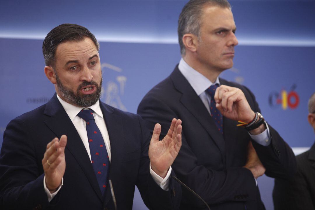 El líder de Vox, Santiago Abascal; y el secretario general del partido, Javier Ortega Smith durante una rueda de prensa en el Congreso de los Diputados.