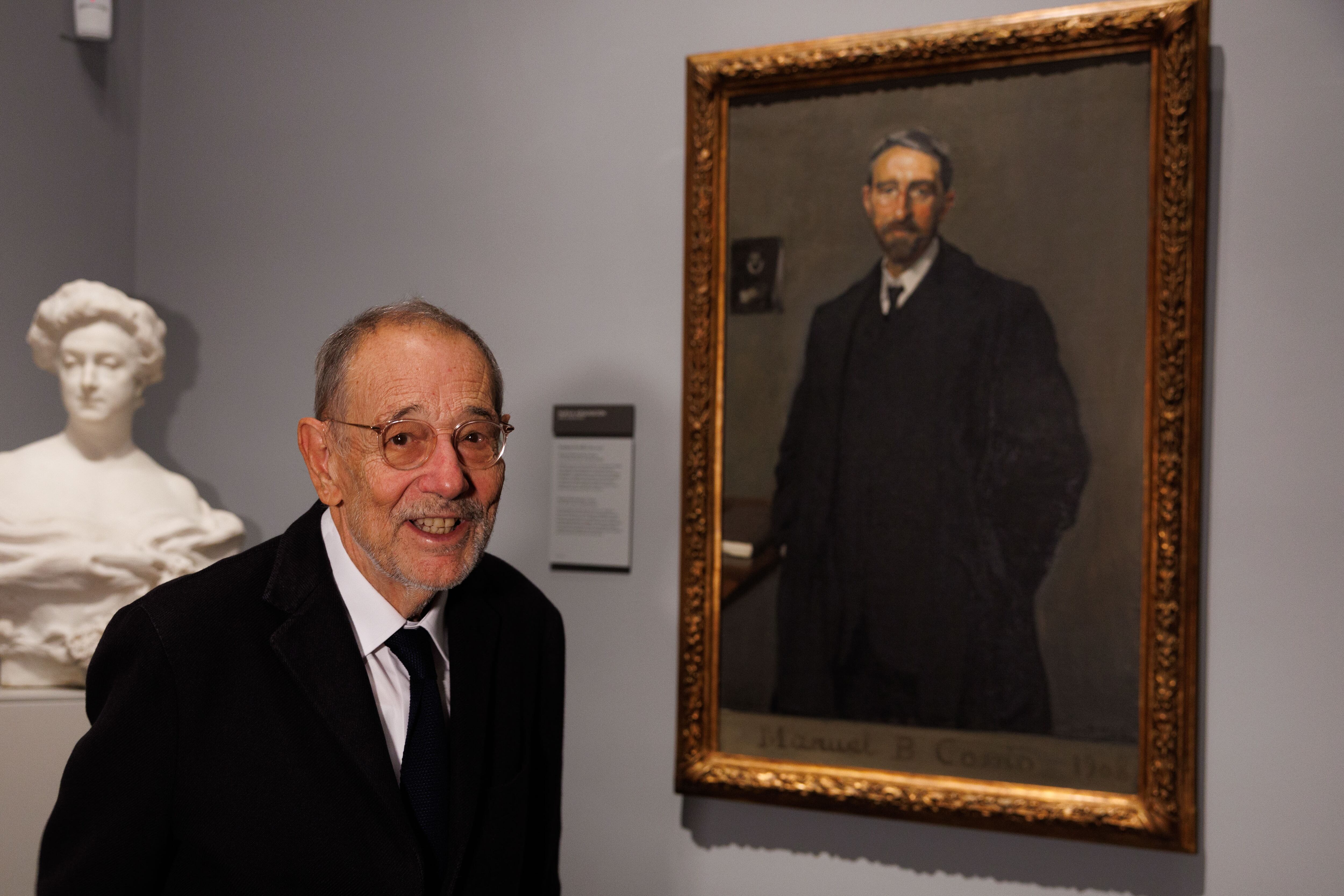 El presidente del Real Patronato de El Museo de El Prado, Javier Solana, junto al retrato de Manuel Bartolomé Cossío, del pintor valenciano Joaquin Sorolla. EFE/Sergio Pérez