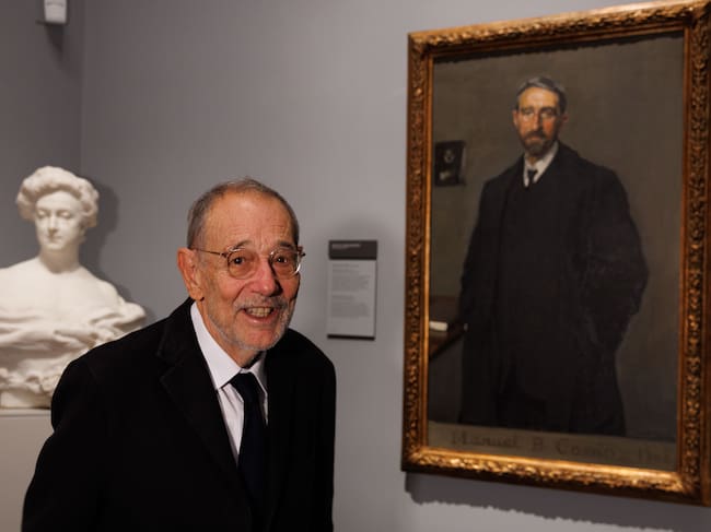 El presidente del Real Patronato de El Museo de El Prado, Javier Solana, junto al retrato de Manuel Bartolomé Cossío, del pintor valenciano Joaquin Sorolla. EFE/Sergio Pérez