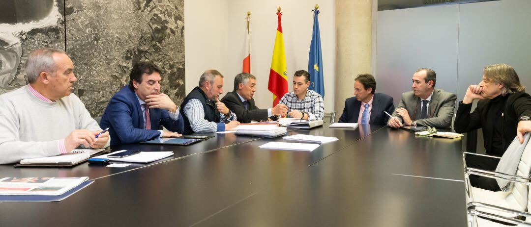 Imagen de archivo de la última reunión que el consejero de Urbanismo, José Luis Gochicoa (tercero por la izquierda), mantuvo en enero con representantes de AMA para analizar el Plan de Derribos.