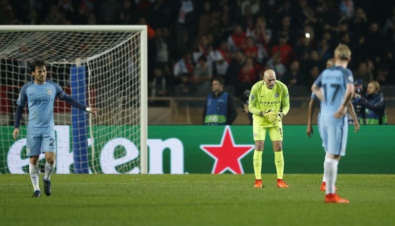 Willy Caballero ánima a sus compañeros tras un gol del Mónaco