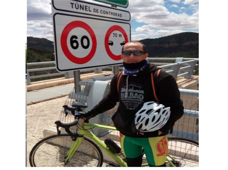 José Luis Posado iniciando el Reto deportivo en bicicleta en Requena. 