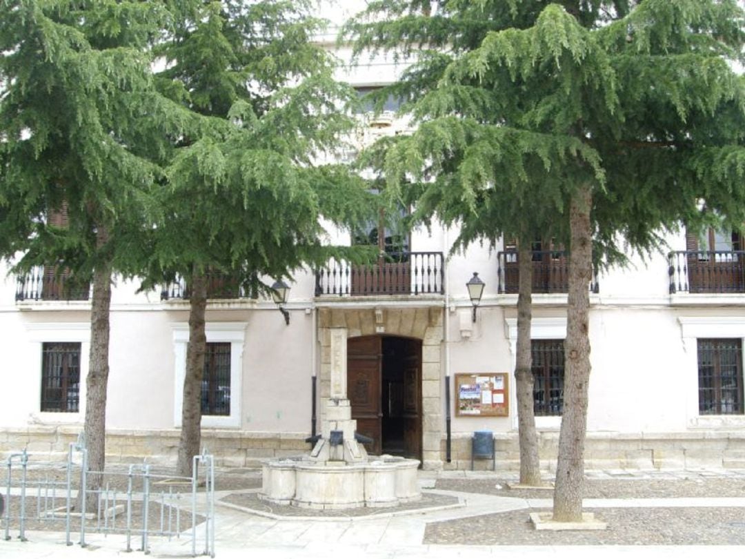 Entrada del Ayuntamiento de Paredes de Nava (Palencia)