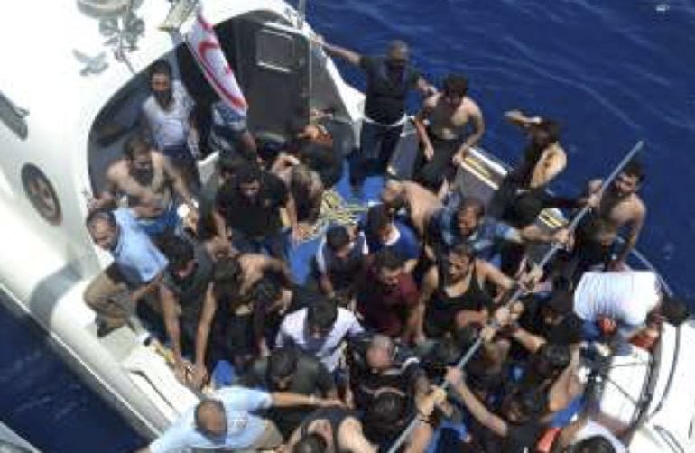 Una captura de video muestra a la Guardia Costera Turca mientras auxilian a los refugiados que sobrevivieron después de que su barco se hundiera frente a la costa de la República Turca del Norte de Chipre.