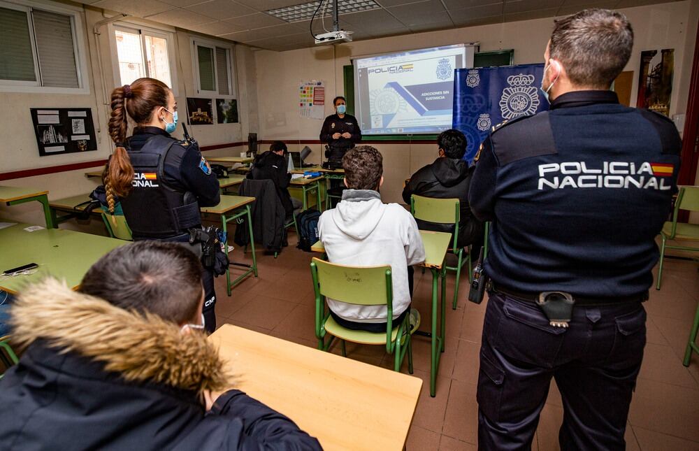 La Policía Nacional lleva a cabo charlas en colegios e institutos abordando las distintas problemáticas que afectan a los jóvenes.