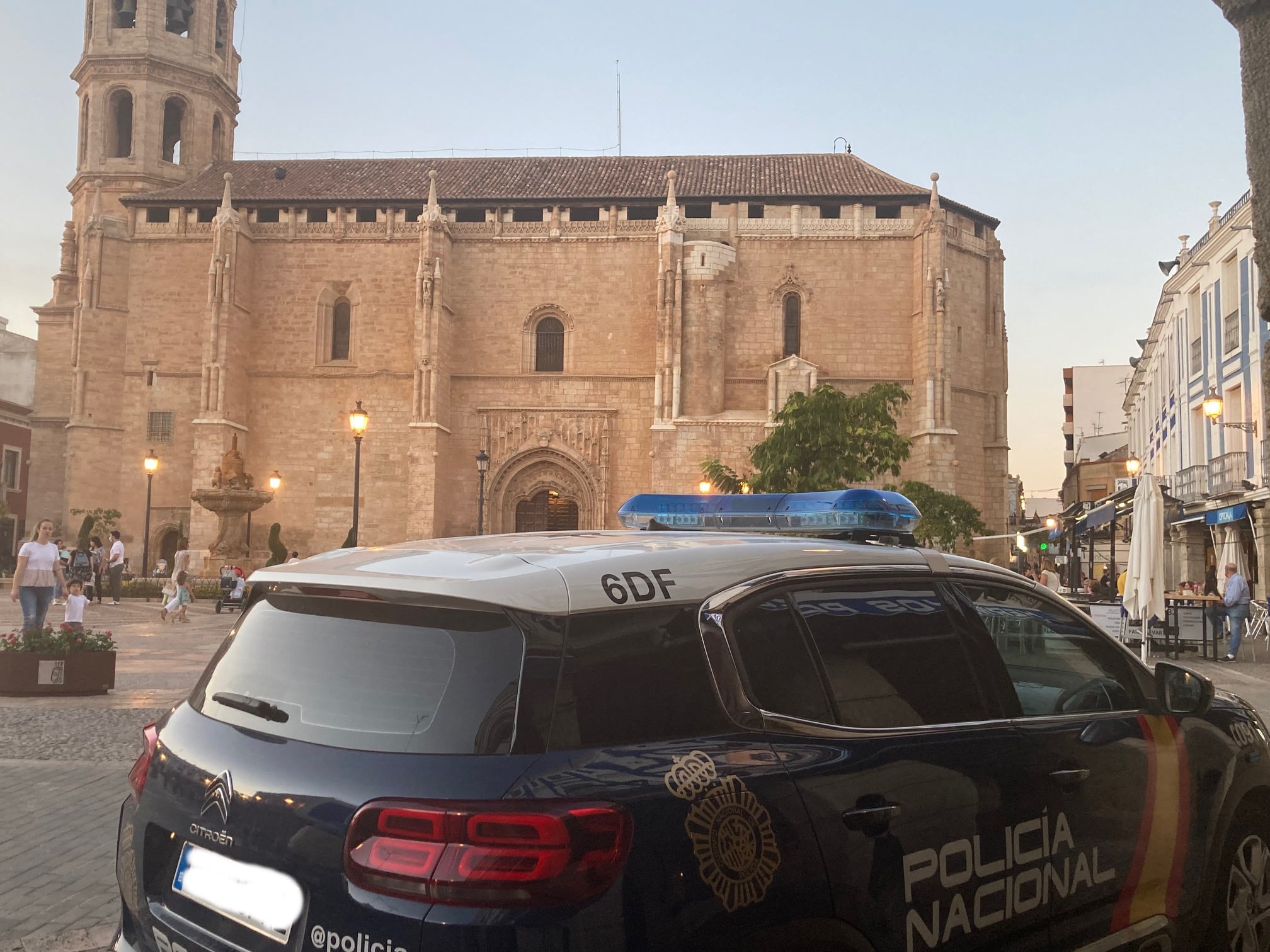 Imagen de archivo de un coche patrulla de la Policía Nacional, estacionado junto a la Plaza de España de Valdepeñas (Ciudad Real)