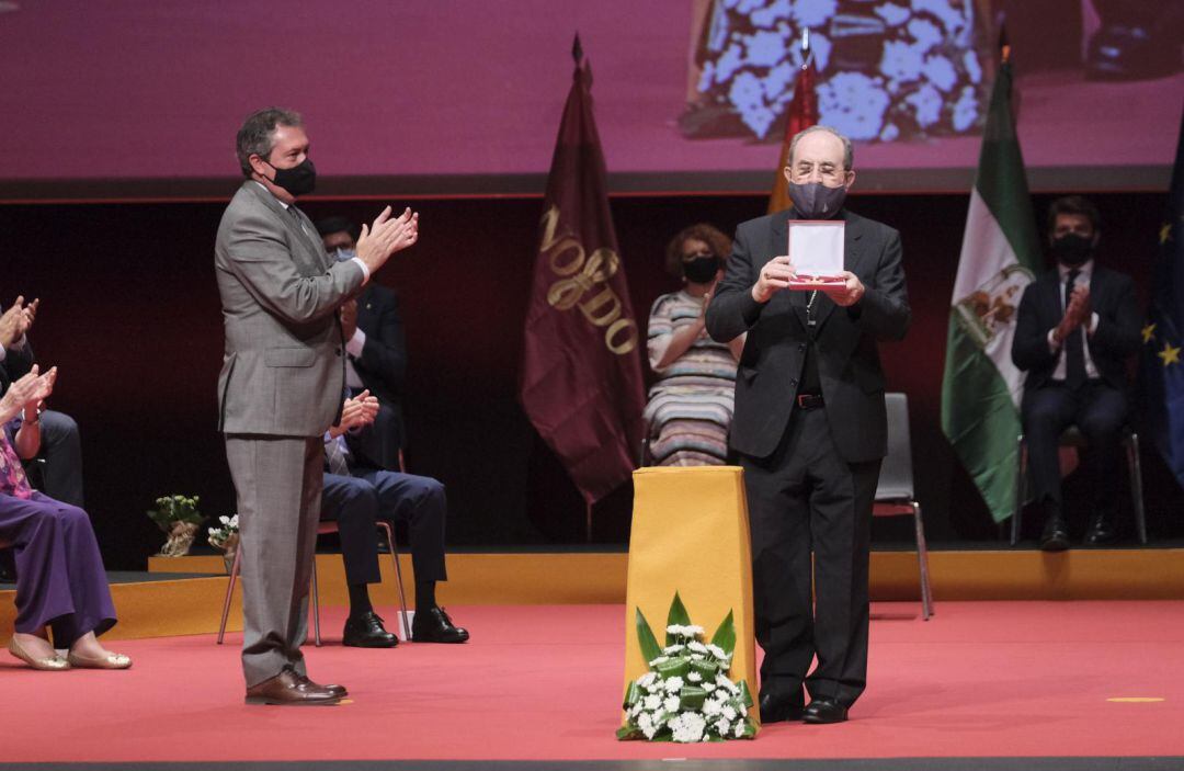 El arzobispo de Sevilla, Juan José Asenjo, recibiendo el reconocimiento como Hijo Adoptivo de la ciudad