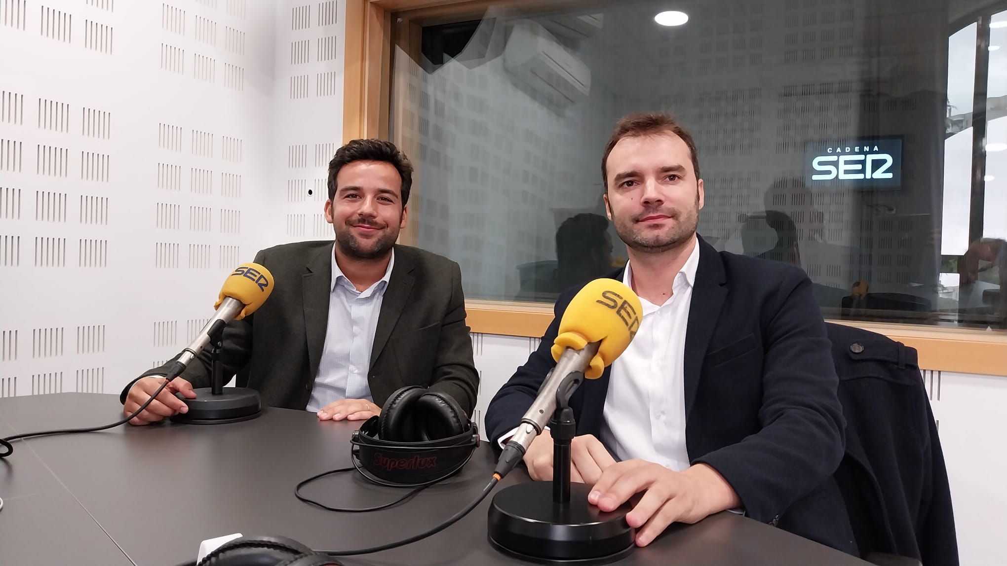 Rafa Gajate (d), jefe de producto de Comunidades Solares de Iberdrola, y Alberto Palacios, gestor comercial de Madrid de Iberdrola.