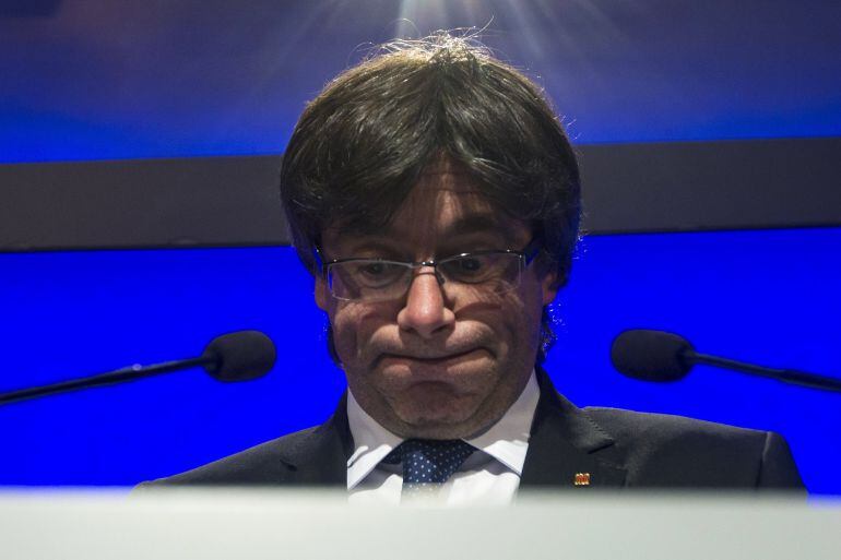 El presidente de la Generalitat, Carles Puigdemont, atiende a los medios de comunicación después de presidir la cumbre política y social en defensa de la ley de emergencia social 