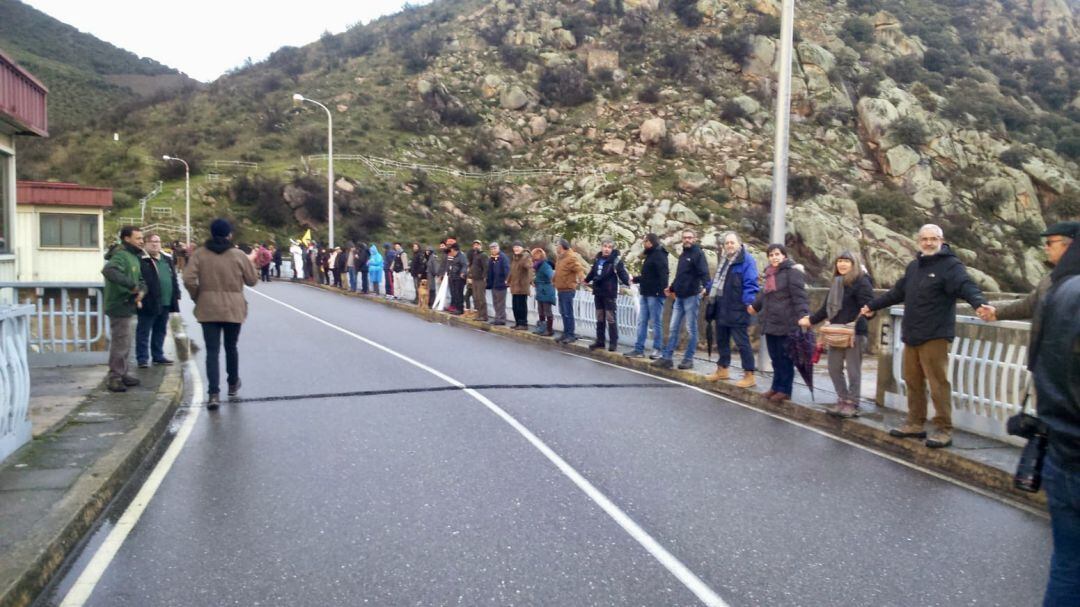 Una cadena humana en la presa de Saucelle escenifica la unión de españoles y portugueses contra la mina de uranio en Retortillo (Salamanca) 	 
 