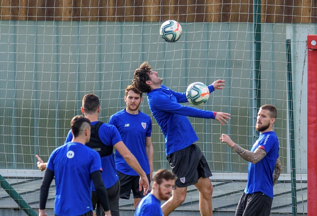 El defensor del Athletic de Bilbao, Mikel San José (c) realiza junto a sus compañeros el último entrenamiento de cara al partido que enfrentará al Getafe por la jornada 22 de LaLiga Santander y que se disputará este domingo en el Estadio de San Mamés, en Bilbao. 