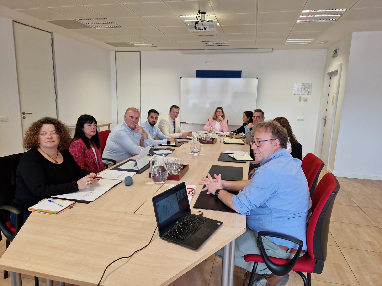 Reunión en la consejería de Educación  con las directoras de los institutos, Rosa Arqué y Ana Vallecillo, y miembros de la Intersectorial. Foto: Ayuntamiento de Fraga