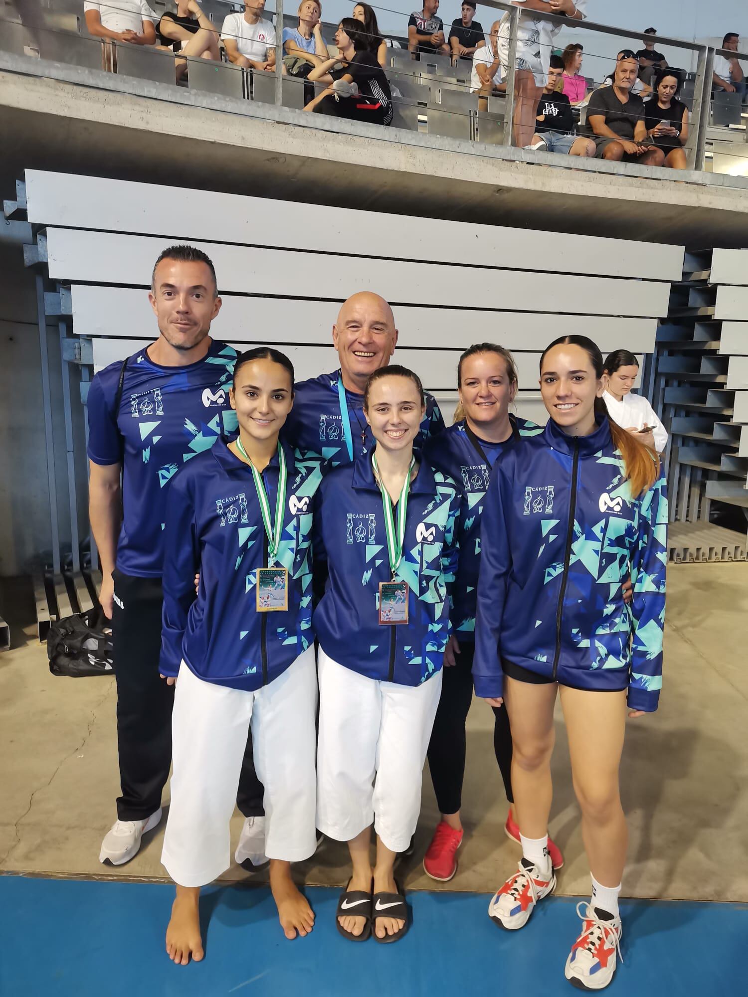 Sergio Pérez junto a algunas de las alumnas del club