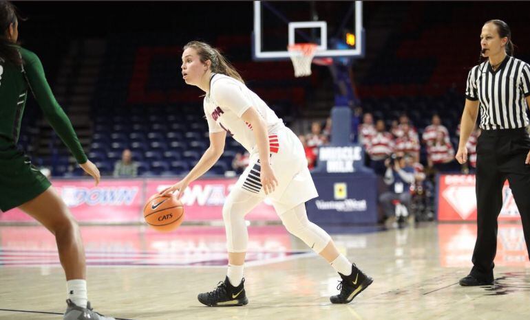 Lucía Alonso dirige los destinos de la Universidad de Arizona de baloncesto. 