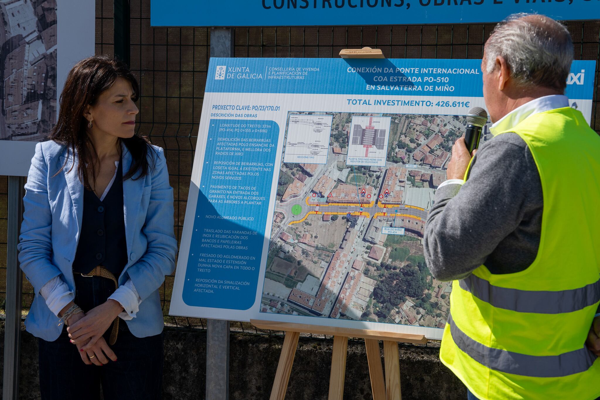 La conselleira de Vivenda, María Martínez Allegue, en las obras de la calle Miño de Salvaterra