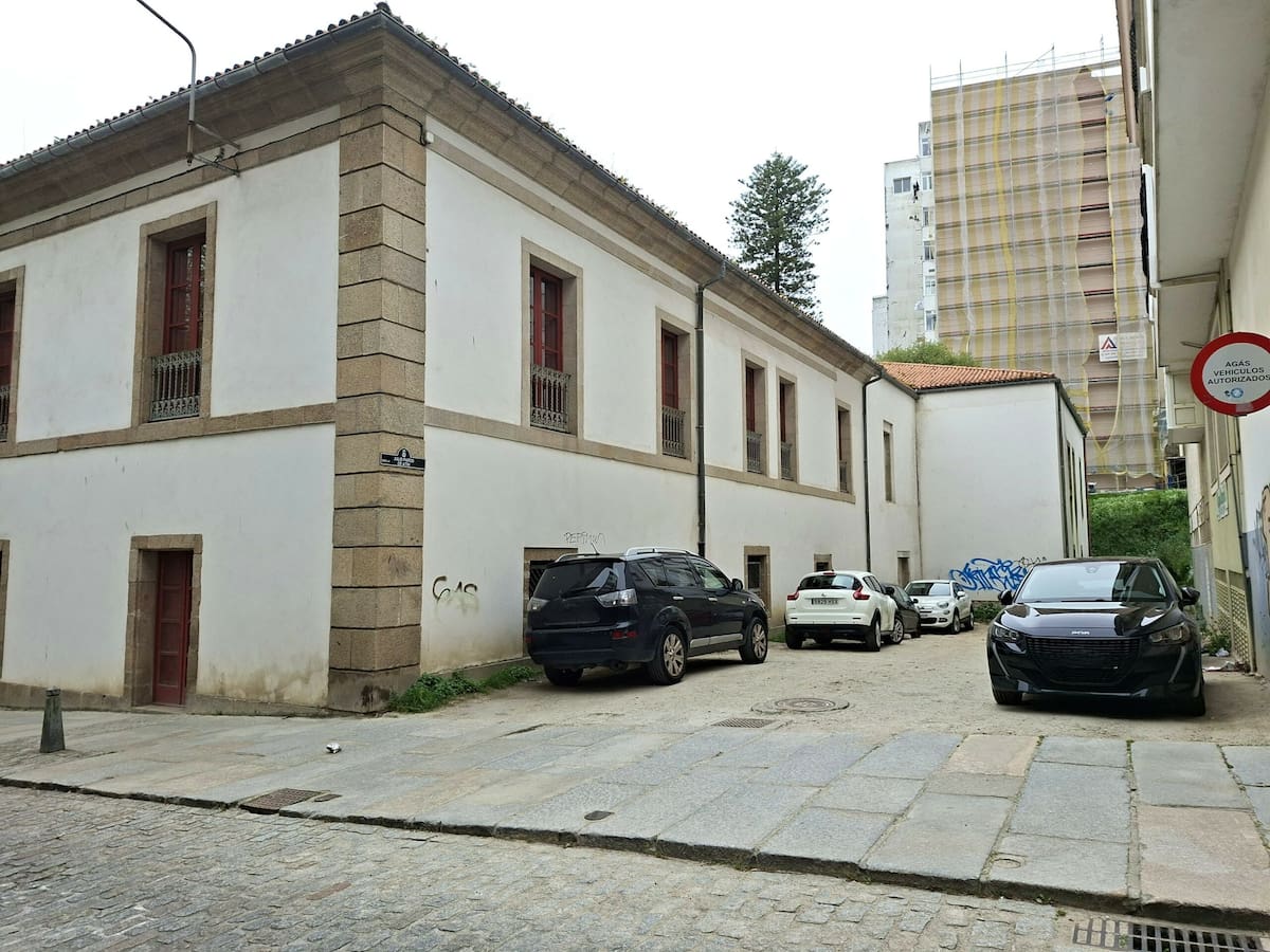 Nueva vida para el entorno del Centro Torrente Ballester: Ferrol abrirá su calle lateral, que tendrá plazas de aparcamiento