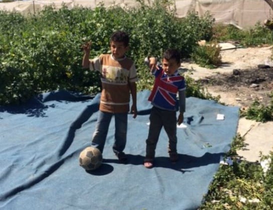 Niños juegan en el campamento de Tiro, en Líbano.