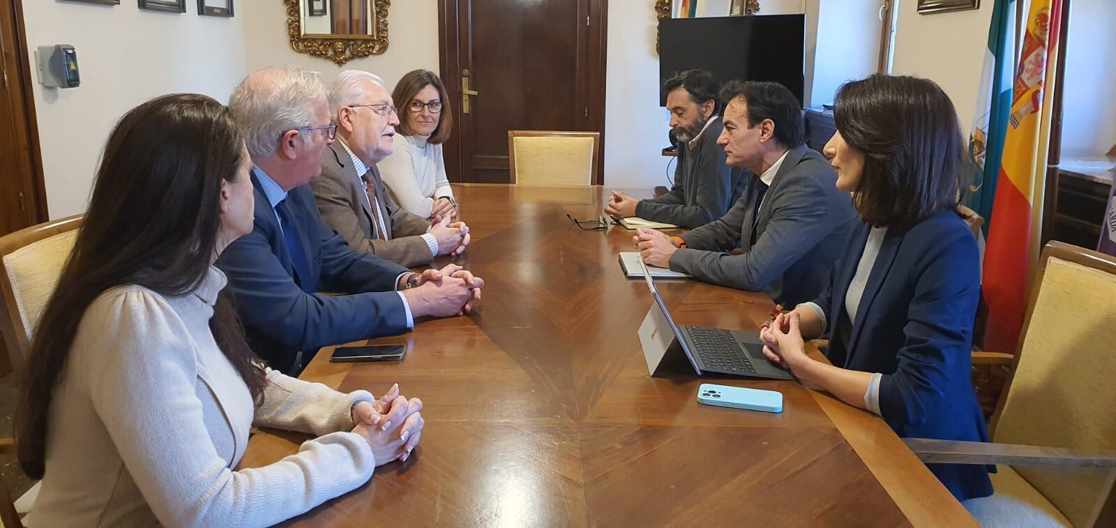 Reunión entre el equipo de gobierno y las cámaras de comercio de Linares y Andújar en el Ayuntamiento de Jaén