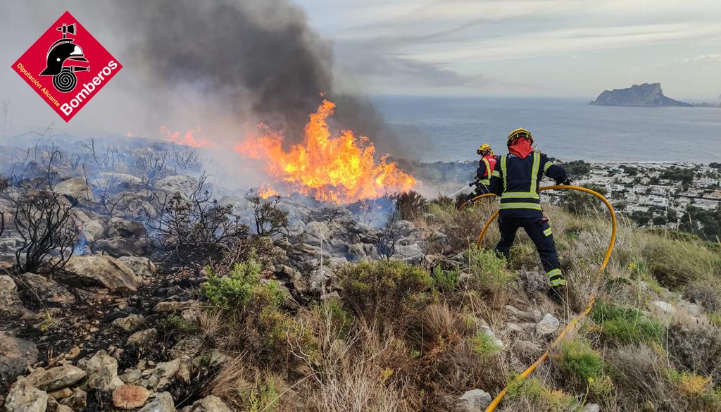 Los bomberos del Consorcio Provincial de Alicante durante las tareas de extinción del incendio de Teulada.