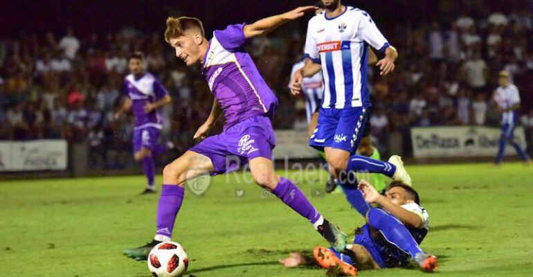 Raúl García conduce el balón mientras recibe una fuerte entrada de un rival en el partido de Copa del Rey.