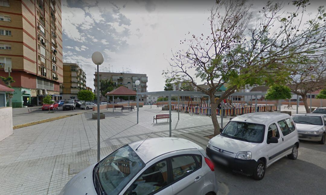 Imagen de la plaza Blas Infante, donde en la madrugada de este sábado han hallado el cuerpo sin vida de una mujer, que presentaba signos de violencia.