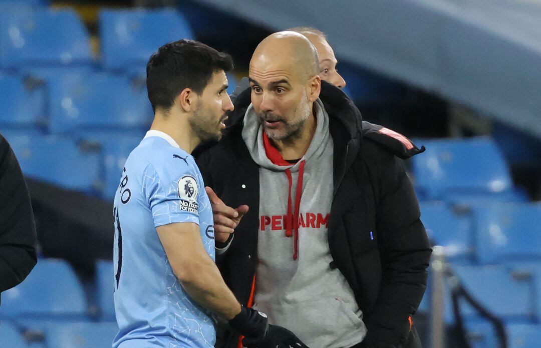 Agüero recibe instrucciones de Guardiola en un partido de la Premier League