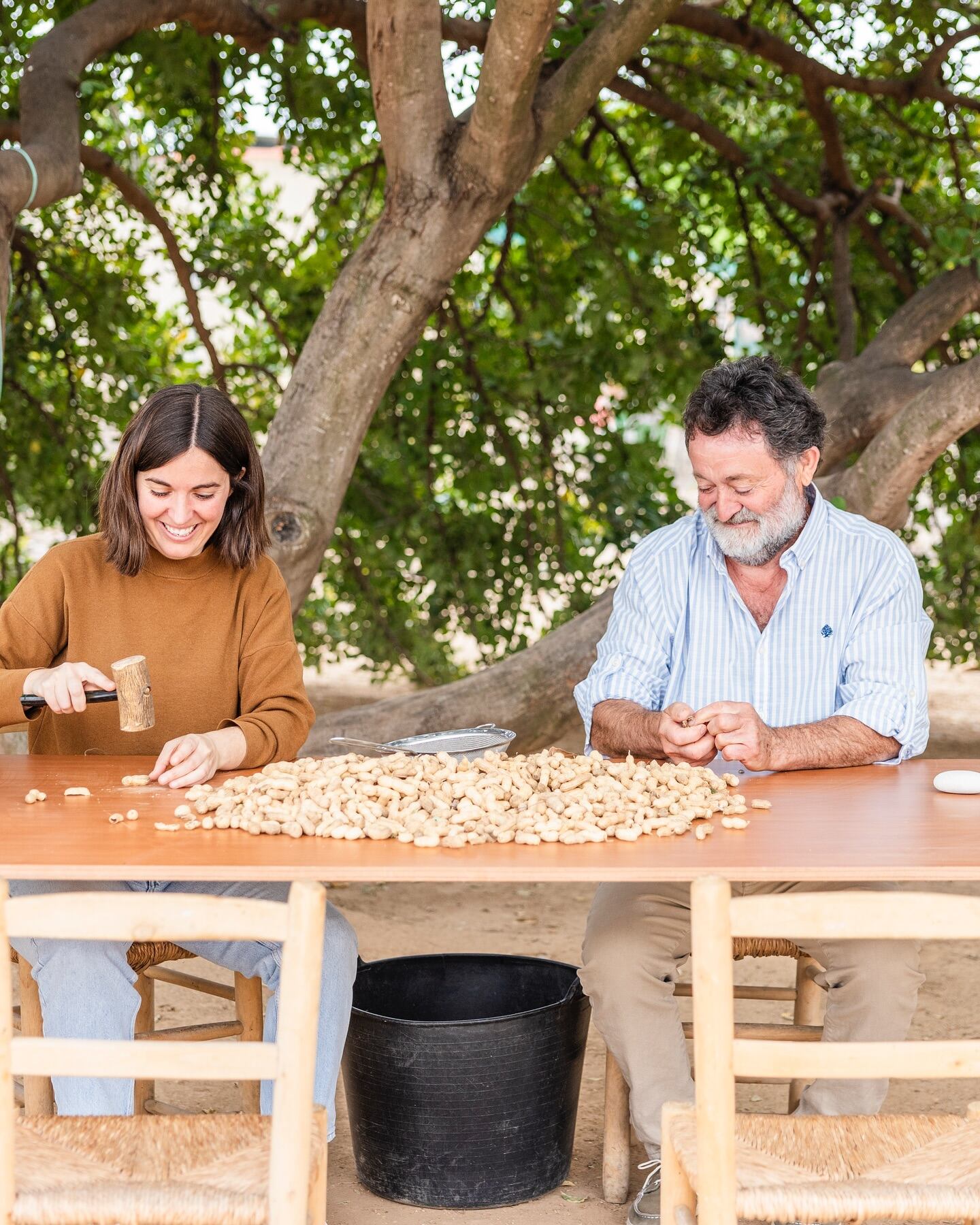 Fotografía de Ana Climent trabajando en el cacahuete valenciano. Fuente: Ca Climent