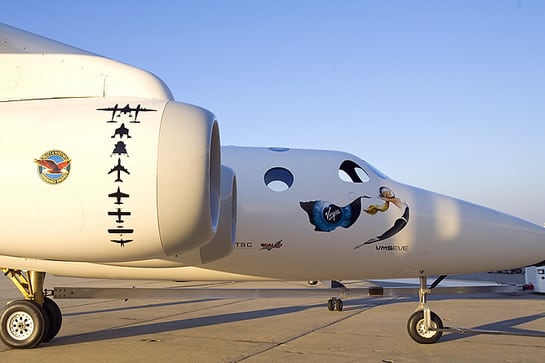 El fundador de Virgin Galactic, Richard Branson, hoy en las instalaciones de la compañía Scaled Composites en el espaciopuerto de Mojave (California) la nave nodriza WhiteKnightTwo, que será la que transportará la nave SpaceShipTwo con los primeros turistas espaciales a partir de 2009, según ha informado la compañía.