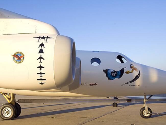 El fundador de Virgin Galactic, Richard Branson, hoy en las instalaciones de la compañía Scaled Composites en el espaciopuerto de Mojave (California) la nave nodriza WhiteKnightTwo, que será la que transportará la nave SpaceShipTwo con los primeros turistas espaciales a partir de 2009, según ha informado la compañía.