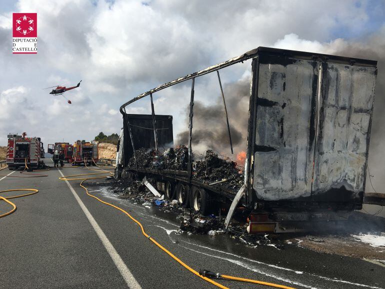 Incendio de un camión en la CV-13 a la altura de Torreblanca