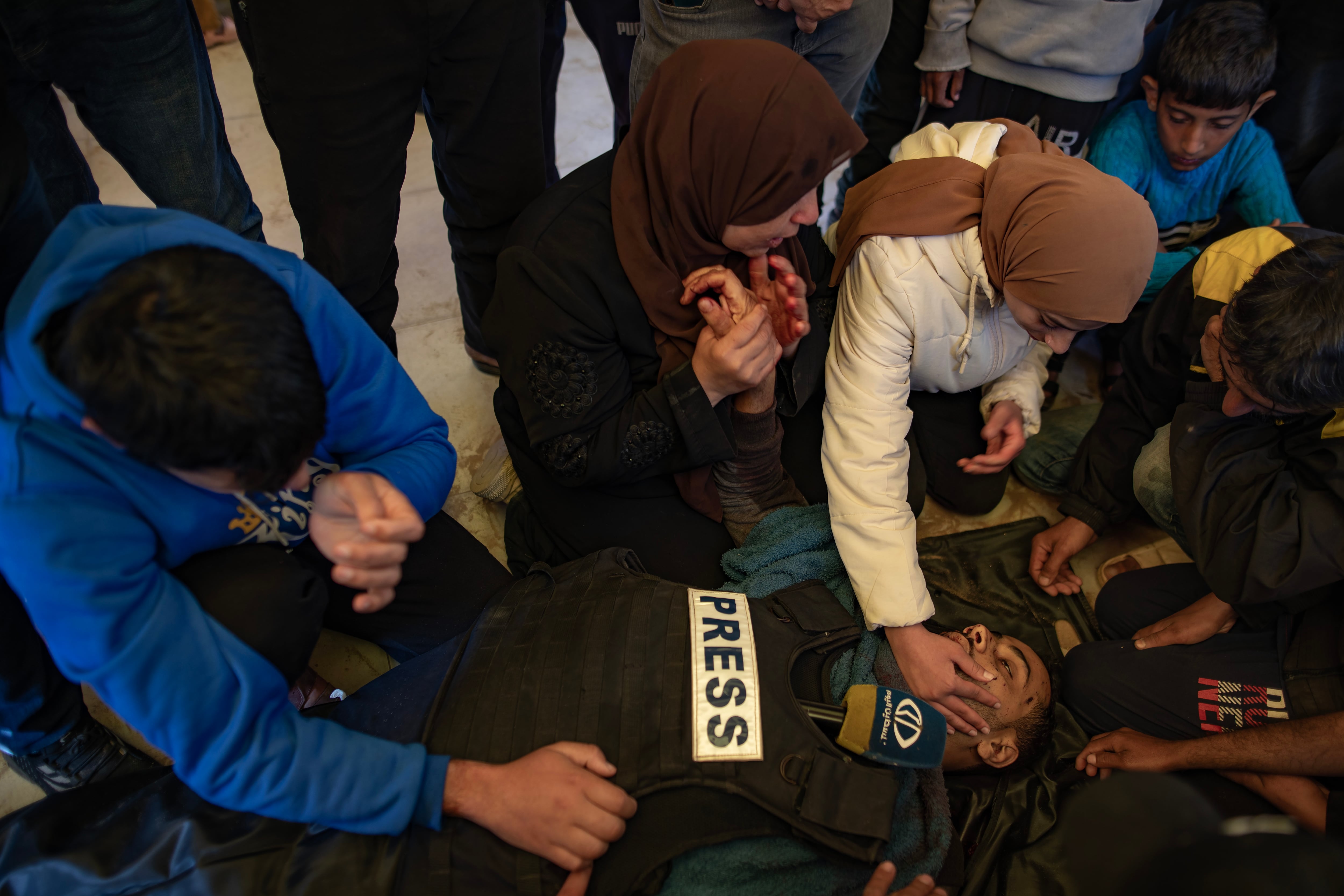 La madre del fallecido periodista Mohammed Mansour llora junto al cadáver de su hijo en el Hospital Nasser sur de la Franja de Gaza.