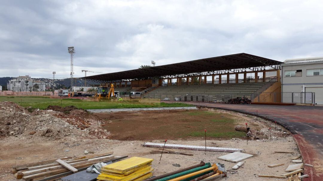 Obras de reforma de la pista de atletismo de Dénia.