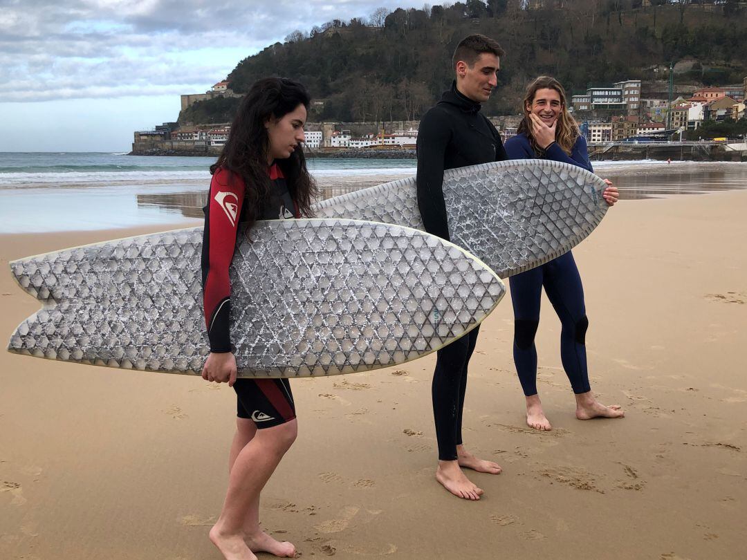 Estudiantes de la Universidad de Mondragón posan con las tablas de surf que han construido con núcleo de cartón.