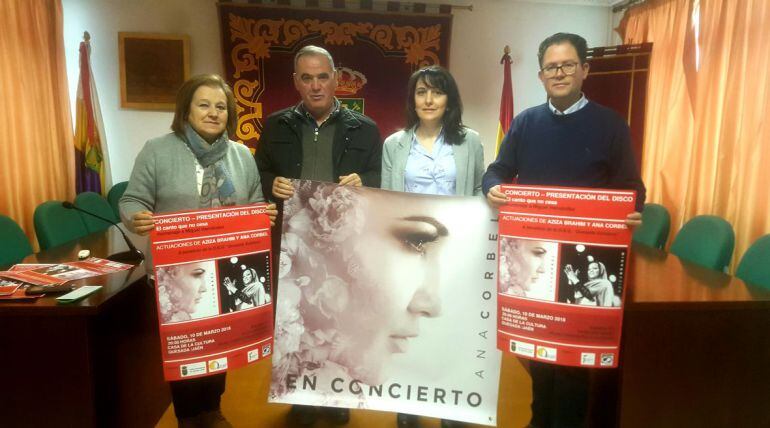 El alcalde de Quesada, Manuel Vallejo y el concejal de cultura, Juan A. López junto a la presidenta de la ONG, Quesada Solidaria y presidenta del club de fans de Ana Corbel