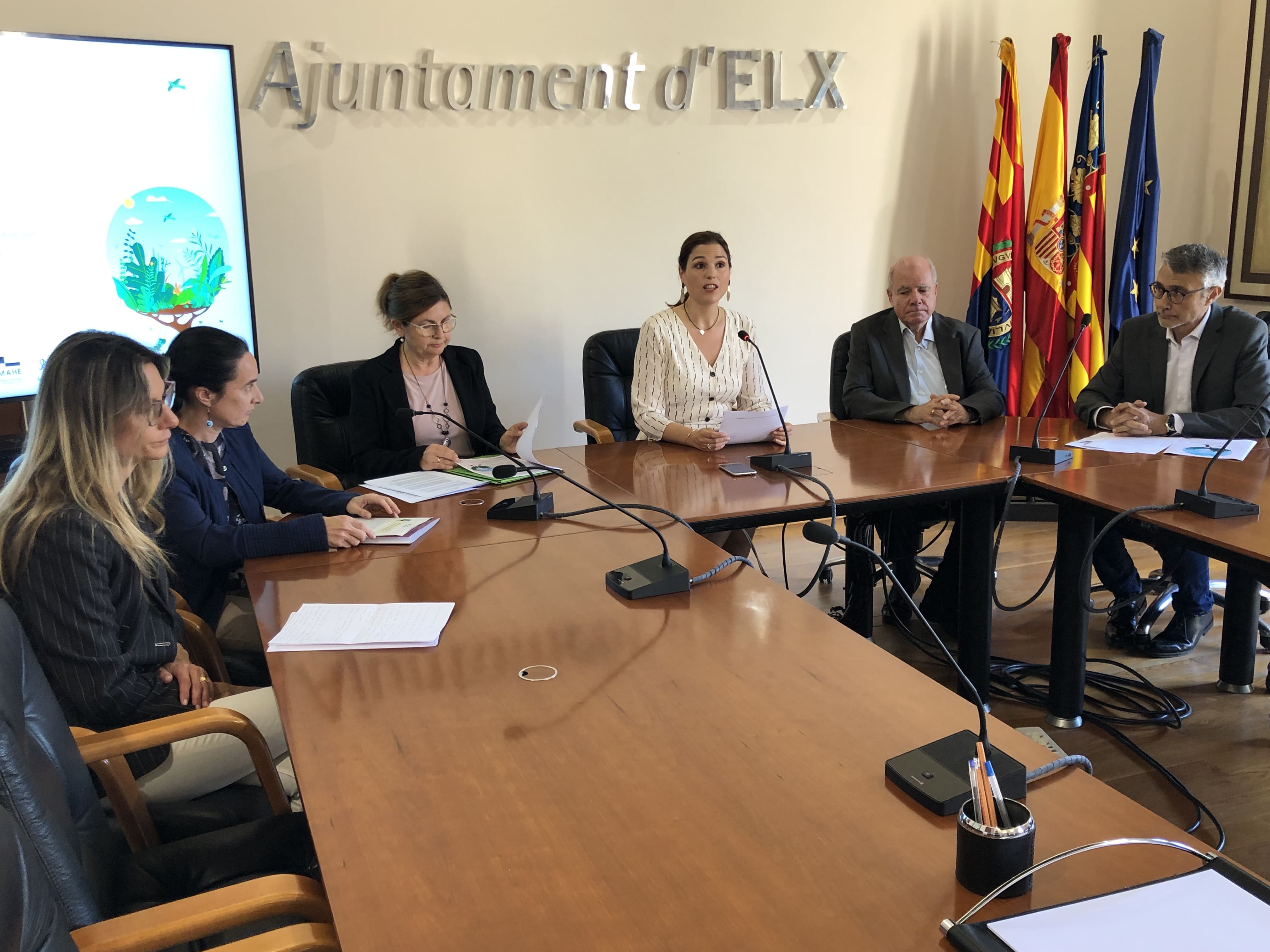 Marga Antón, concejala de cultura de Elche con directores y directoras de los museos de Elche