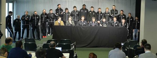 La plantilla de Bilbao Basket, en rueda de prensa, acompañada por los nuevos gestores del club