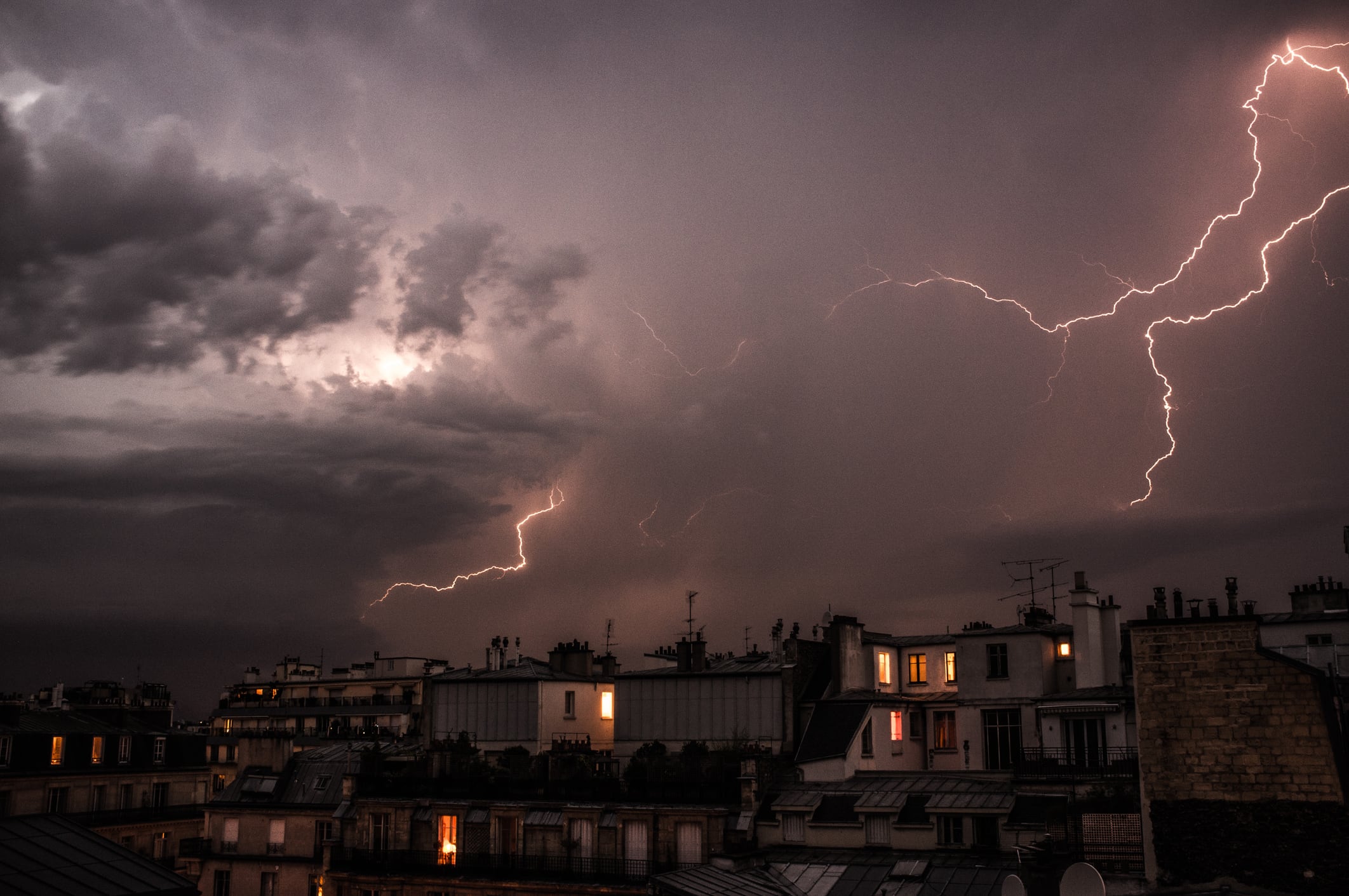 Una tormenta eléctrica en plena ciudad.