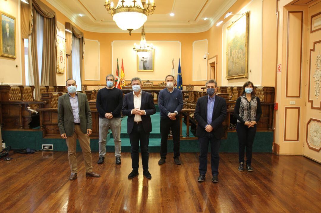 El alcalde y los portavoces de todos  los grupos políticos en el Ayuntamiento