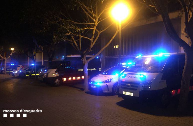 Vehicles de l&#039;operatiu policial que va fer 38 detencions la matinada del dissabte al diumenge a la Barceloneta